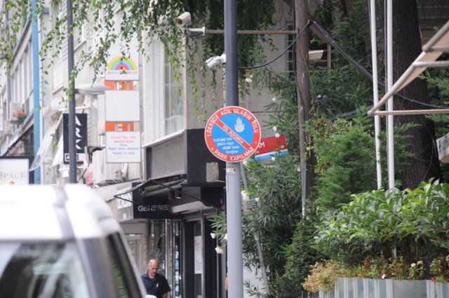 Cipini 10 metre ötedeki otopark yerine, '1. Derece Acil Ulaşım Yolu Park Yapılmaz' yazan tabelanın altına bırakan oyuncu, bir saat boyunca alışveriş yaptı.