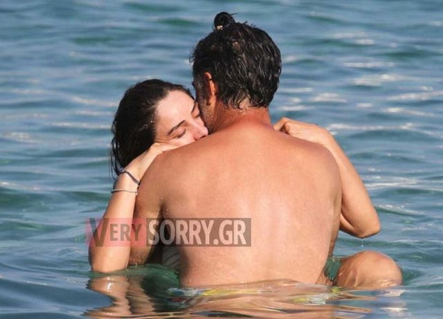 Bir yıl önce evlenmelerine rağmen adeta balayı yaşar gibi birbirini öpücüklere boğan çift  Yunan paparazzilerine yakalanmıştı.