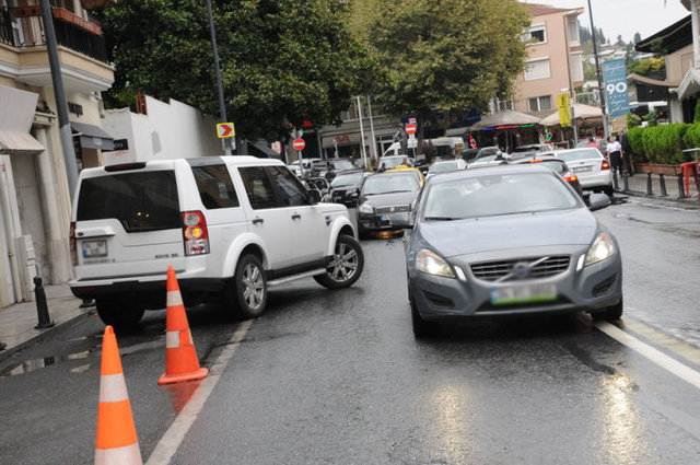 Alışveriş sonrası cipine binen oyuncu bu defa 5 metre ilerideki kavşaktan dönmek yerine hatalı dönüş yapmayı tercih etti.