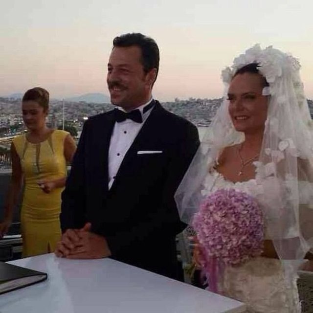 Ünlü tiyatro ve sinema oyuncusu Yetkin Dikinciler ve oyuncu Aslı Orcan, Kuşadası'nda muhteşem bir düğünle hayatlarını birleştirdi.