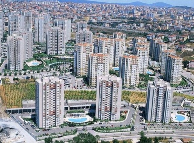 Buradan - bakıldığında İstanbul'da - yapımı tamamlanmış - ve oturuma hazır halde - bulunan 5-6 bin konut - olduğu ortaya çıkıyor. - Piyasaya bakılınca ise - gayrimenkuldeki satış - hızının düştüğü inşaat - sektörü yöneticileri - tarafından kabul - ediliyor.