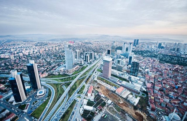 2014 yılının - başlamasının - ardından - Cumhurbaşkanlığı - seçimine kadar - geçen 8 aylık süreçte - 'piyasadaki belirsizlik' - nedeniyle istediği - satış rakamlarına - ulaşamayan inşaat - sektörü, eylül ayı ile - açılacak konut sezonu - için kolları sıvadı.