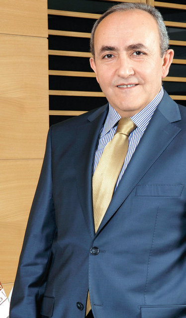 Ömer Faruk Çelik / KONUTDER BaşkanıBize biraz motivasyon lazım!Satışlarda genel olarak bir - düşüşün olduğu şüphesiz.Bu - durumun en önemli nedeni olarak - siyasi ve ekonomik gelişmelerin - yanında konut alırken yüzde 8 ile - 18'e çıkarılan KDV'yi görüyoruz