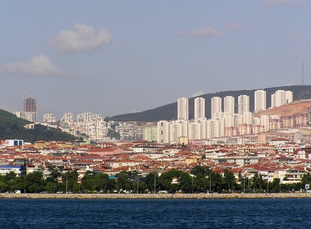 Ancak şu anda - Türkiye ekonomisinin bir hikâyesi - yok, olmaması da bize olumsuz - yansıyor. Seçimlerin ardından - bu durum düzelebilir. - Ancak müteahhitler olarak - bizim bunu üzerimizden - atıp bir an önce satışlara - odaklanmamız gerekiyor.