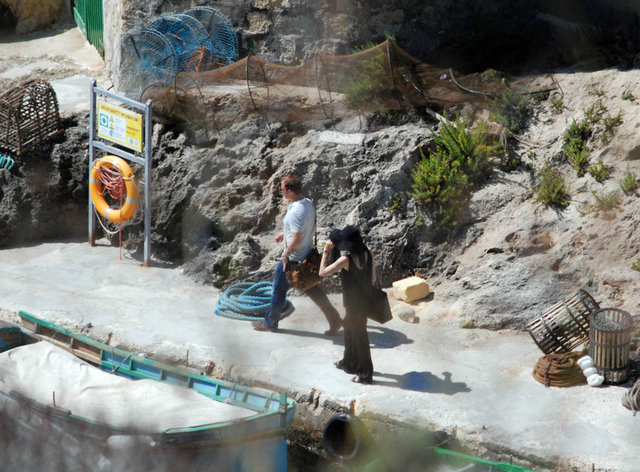 Malta'da yeni film hazırlıklarını sürdüren Jolie, bir tekneye binerken görüntülendi. -