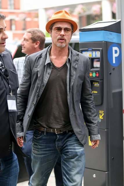 Gazetecilere el sallayan Pitt'in turuncu şapkası dikkat çekti.