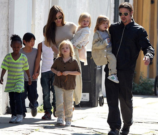 Çiftin imzaladığı evlilik sözleşmesi, sahip olduğu milyon doların yanı sıra birlikte büyüttüğü altı çocuğu da kapsıyor.