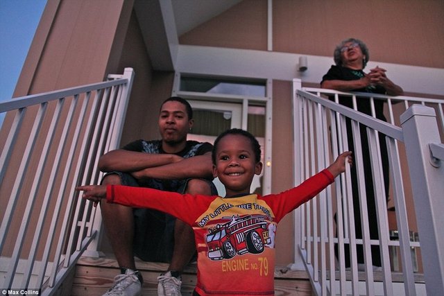 Mayıs ayında Angelina Jolie ile birlikte New Orleas'ta tam 6.5 milyon dolarlık bir konak alan Pitt buradaki virane evleri gördüğünde bu projeye hayat vermeye karar verdi.  -