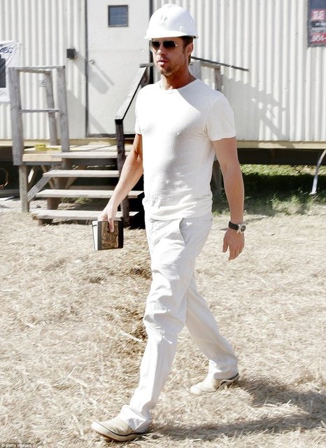 İşte iyilik meleği Brad Pitt'in yaptığı 109 evin ayrıntılı görüntüleri ve inşaat sürecinden kareler...  -