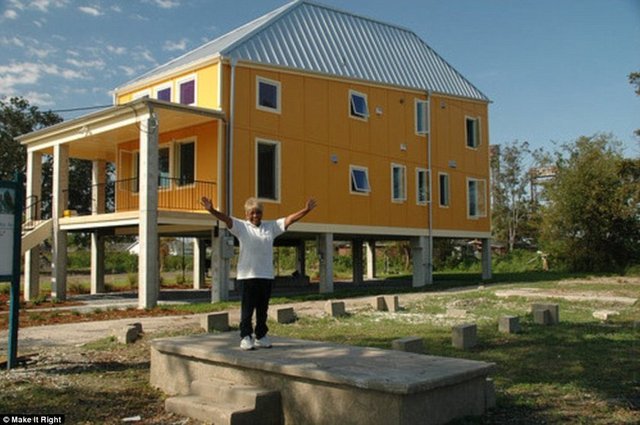 2005 yılında Katrina Kasırgası'nda virane olan New Orleans'taki 109 evi yenileyen Pitt buradaki ailelere yeni hayatlarını sundu.  -