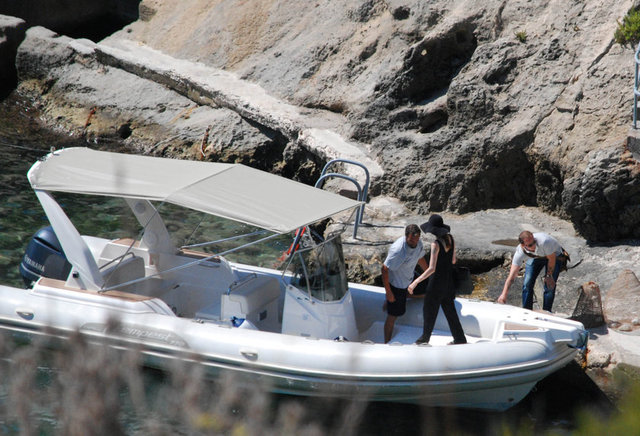 9 yıllık sevgilisi Brad Pitt'le Fransa'da evlenen Angelina Jolie de, düğünden sonra ilk kez objektiflere takılmıştı. -