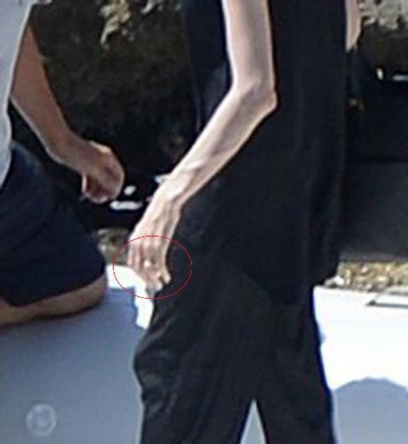 Jolie'nin sol yüzük parmağındaki alyans da kameralara böyle yansıdı.