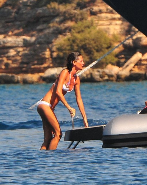 Oyuncu Yasemin Ergene, Anadolu Holding'in veliahtı olan eşi İzzet Özilhan'la birlikte tatil yapıyor.