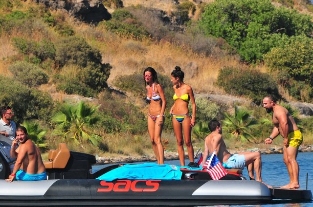 Gün içinde bol bol güneşlenen 2 çocuk annesi Ergene, fit görüntüsüyle dikkat çekti.