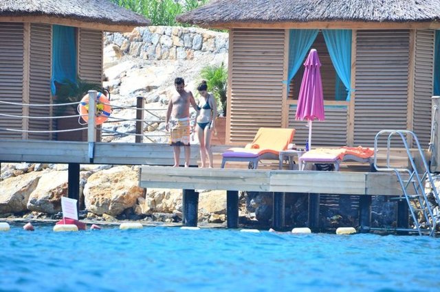 Çiçeği burnunda karı-koca, Kenan Doğulu, Bodrum'un ünlü gece kulübü Halikarnas'ın açılışının 35. yıldönümü kutlamasında sahneye çıktıktan sonra İstanbul'a dönecek.