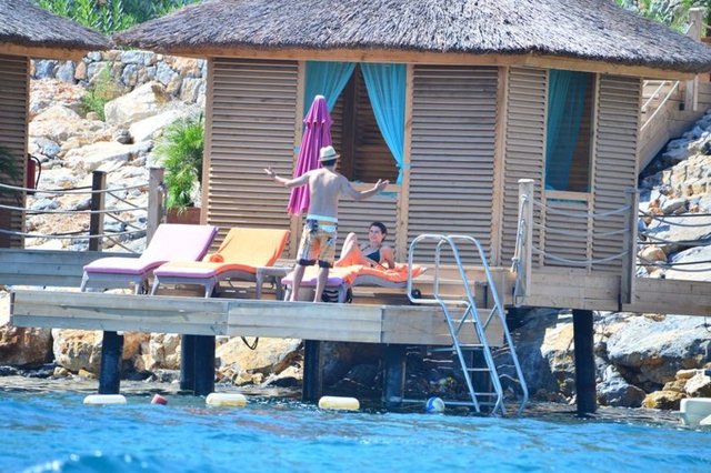 Çiçeği burnunda karı-koca önceki gün Türkbükü'nde denizin ve güneşin tadını çıkardı