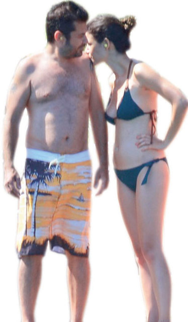 İSTANBUL'DAN BODRUM'A UÇTULARAllah nazardan saklasın! Temmuz ayının sonunda Los Angeles'ta Malibu sahilinde ailelerinin ve yakın dostlarının katıldığı bir düğünle dünya evine giren Kenan Doğulu ile Beren Saat önceki gün Türkiye'ye döndü.