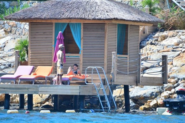 HALİKARNAS'TA KONSER VERECEKTürkbükü Hebilköy'deki Voyage Otel'e yerleşen Kenan Doğulu ile Beren Saat, sabah erkenden sahile inip denize girdi.