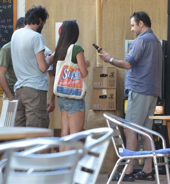 Oturdukları mekânda alkol aldığı görülen ve kendisine yöneltilen soruları cevaplamayan oyuncu, Özkan ve diğer arkadaşlarıyla birlikte hızla gazetecilerin yanından uzaklaştı.