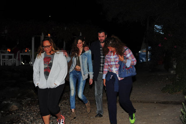 Nejat İşler, bayramda Gümüşlükte oyuncu Ebru Özkan ile HT MAGAZİN objektiflerine yakalandı.  Sarmaş dolaş yürüyen ikili flaşlar patlayınca kısa süreli panik yaşadı.