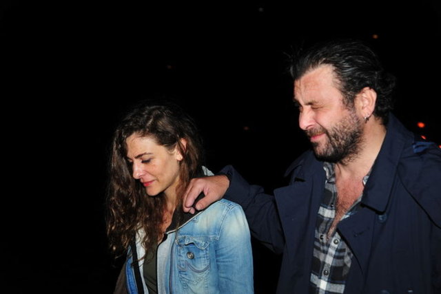 Yaşadığı sağlık sorunlarının ardından uzun süre yoğun bakımda tedavi gören ve parmakları kesilen sanatçı, bar işlettiği Gümüşlük'te güzel oyuncu Ebru Özkan ve arkadaşlarıyla objektiflere takıldı.