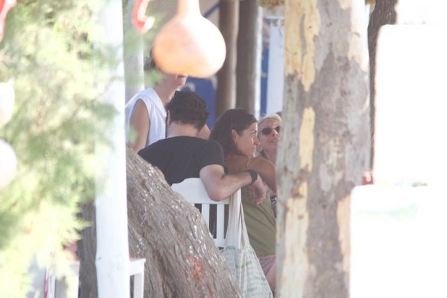 Sarmaş dolaş sohbet eden sevgililer aynı sandalyeyi paylaşmıştı.