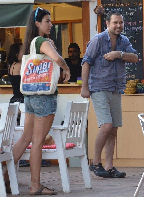 SORULARA CEVAP VERMEDİ  - Kendisi gibi oyuncu olan Ebru Özkan'la sarmaş dolaş yürüyen İşler, flaşların patlamasıyla kısa süreli bir şaşkınlık yaşadı.