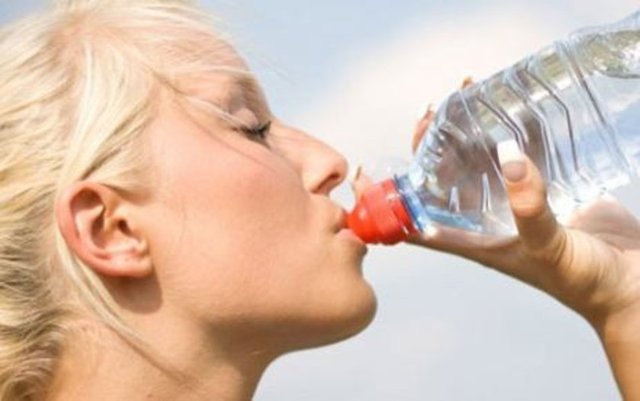 Bugünlerde bol su içmek her zamankinden çok daha fazla önem taşıyor. Hele de beyin sağlığı açısından