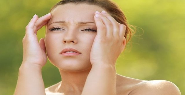 Beyin kanamasında kafa içi basıncı artar ve öncelikle şu 3 belirti görülür: Ani ve şiddetli baş ağrısı, bulantı ve kusma