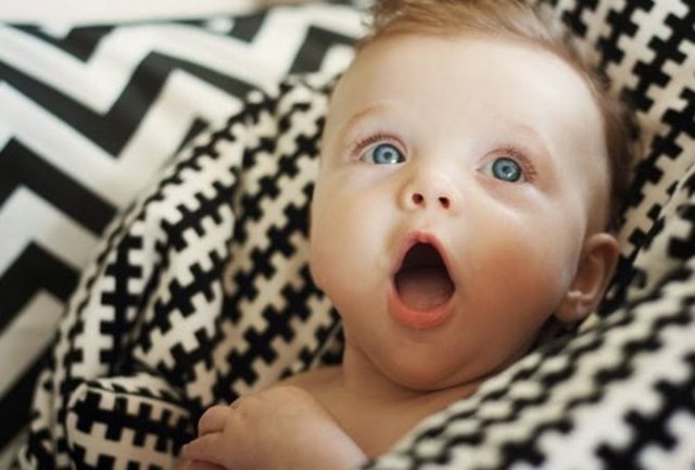 Bebeğinizle ne kadar konuşursanız, ona gülümserseniz o kadar ilgisini çekecek ve hoşuna gidecektir.