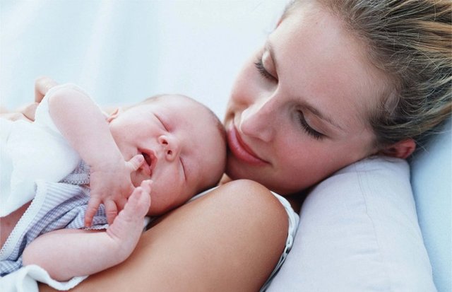 Diğer taraftan uyanık bebeğiniz sizinle birlikte olmaktan hoşlanacaktır. Örneğin bir slinge bağlarsanız evin içinde yaptığınız her şeyde sizin yanınızda olabilirler. Hatta siz ev işi yaparken ya da büyük çocuğunuzla ilgilenirken kucağınızda uyuyabilirler.