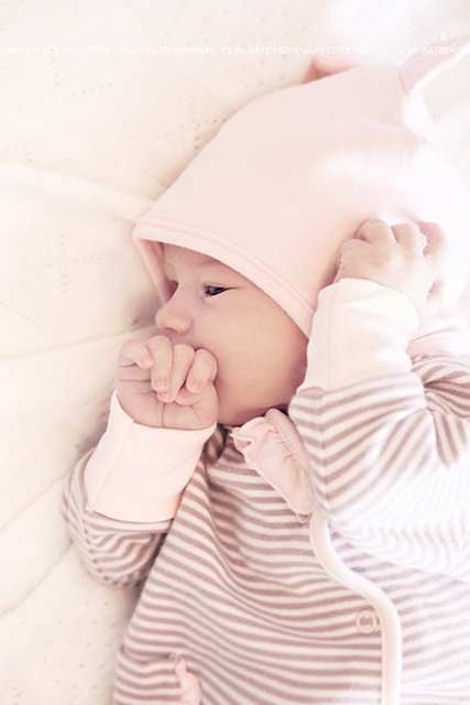 Bebeğinizi beşiği ile birlikte evin içinde herkesin yanından geçerken sohbet edebileceği bir noktaya koyabilirsiniz.