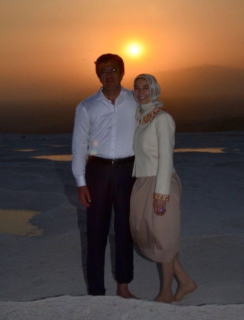 Pamukkale'ye Kuzey Kapısı'ndan giren Ekonomi Bakanı Nihat Zeybekci, 2 bin yıllık antik yoldan yürüyerek Nekropol alanında yürütülen restorasyon çalışmaları hakkında bilgi aldı.