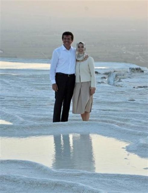 Ayakkabılarını ve çoraplarını çıkararak beyaz travertenlerde yürüyen Bakan Zeybekci, daha sonra eşi Ayşen Zeybekci'yi de yanına çağırdı.