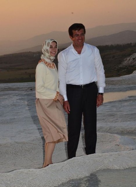 Zeybekci'nin dört çocuk annesi eşi Ayşen Zeybekci ise, 25 yıl geçirip aynı heyecanı, muhabbeti, sevgiyi aynı şekilde yaşadıklarını belirterek, "25 yıl geçirip ilk günkü heyecanı sevgiyi muhabbeti aynı şekilde yaşamak herkese nasip olmaz her halde.