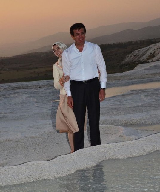 25. Evlilik yıldönümlerini kutladıklarını söyleyen Bakan Zeybekci, eşinin elinden tutarak, travertenlerde gezdi, güneşin batışını izledi. Bakan Nihat Zeybekci ve eşi yaklaşık 15 dakika protokolden uzaklaşarak baş başa travertenlerde dolaştı.