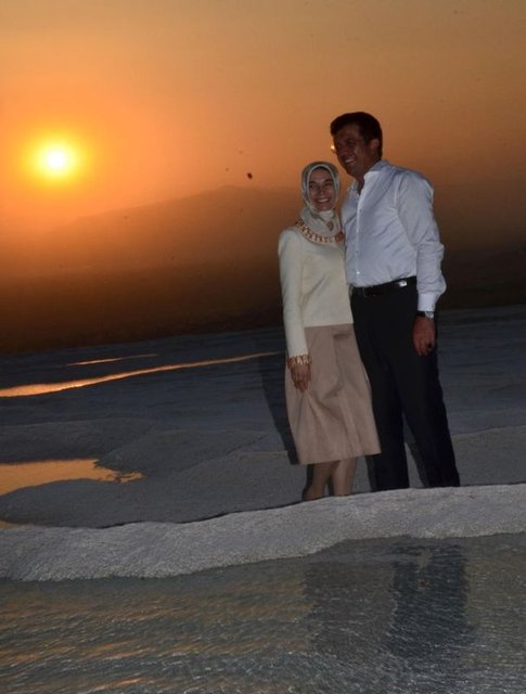 Biz hep helalleşiyoruz Nihat Beyle. Benim açımdan en baştan beri hakkımı helal ettim" dedi. Zeybekci daha sonra Hierapolis amfi tiyatroda Karma Tasarım Atölyesi'nin Cehennem Kapısı'nı konu eden cam heykel sergisinin açılışını yaptı.