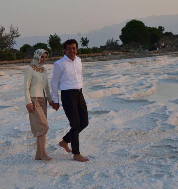 Pamukkale kazılarında geçen yıl ortaya çıkarılan Hades'in Cehennem Kapısı'nı da gezip çalışmalar hakkında bilgi alan Ekonomi Bakanı Nihat Zeybekci, güneşin batışını Pamukkale travertenlerinde eşi Ayşen Zeybekci ile birlikte seyretti.