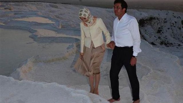 Amfi tiyatroda Cehennem Kapısı konulu cam tasarım sergisinin açılışını yapan Bakan Nihat Zeybekci, 25. evlilik yıldönümünde eşi Ayşen Zeybekci ile Pamukkale travertenlerinde elele tutuşarak gezdi ve güneşin batışını izledi.