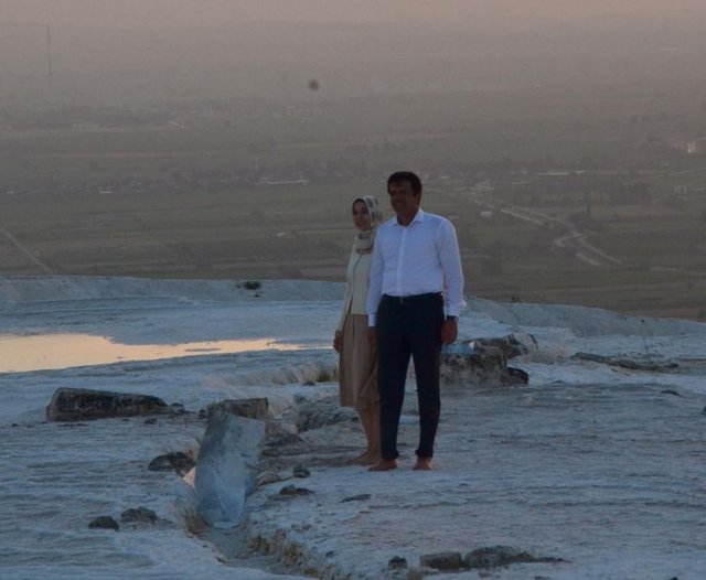 Traverten havuzların üzerinden güneş batarken Pamukkale Ovası'na doğru günbatımını seyretmek dünyanın en güzel manzaralarındandır" diye konuştu. -