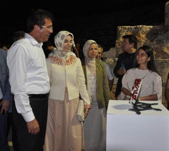 Sözün bittiği yerdeyiz. Travertenlerde gezmemiz spontane bir şey oldu. Güzel bir manzara oldu. Pamukkale travertenleri gün batımının dünyada en güzel olduğu yerdir.