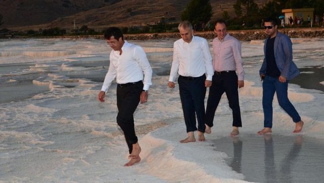 İşte Bakan'ın Pamukkale travertenlerindeki gezisinden kareler...