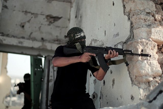 Adını açıklamak istemeyen Kassam yetkilisi, "Kassam Tugaylarına bağlı operasyon biriminden haber alır almaz işimize başlıyoruz. Bize hedefin koordinatlarını veriyorlar. Daha sonra hedefi bombalıyoruz" ifadelerini kullandı.