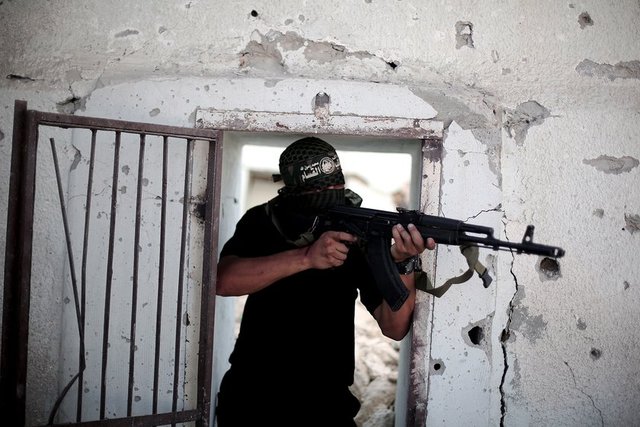 İsrail güvenlik güçlerinin Batı Şeria ve Kudüs'te bu nedenle düzenlenen gösterilere müdahalenin yanı sıra Filistinlilere ait bir çok ev ve iş yerine düzenlediği baskınlarda çıkan olaylarda şimdiye kadar 34 kişinin hayatını kaybettiği belirtilmişti.