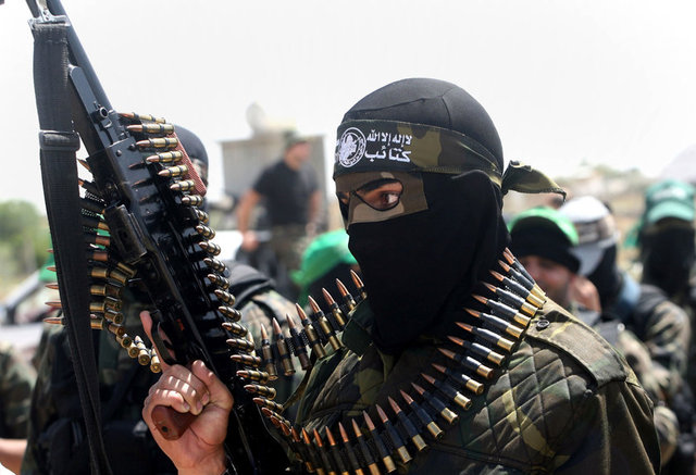 "...Beraberinde 50 kilogramlık zırhlı araç patlatmak üzere üretilmiş patlayıcı da vardı.İsrail tankının imha edilmesi için en uygun mesafeyi ayarlayan mücahit, diğer mücahitlere güvenli bir bölgeye doğru çekilmelerini söyledi ve tankı patlatmayı başardı."