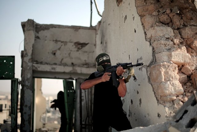 "İsrail'in Gazze'nin doğusuna kara saldırısına başladığı gece tankların sesinin çok yakından geldiğini farkettik. Mücahitlerden biri tankların hareketini gözetlemek için tünelden çıktı...