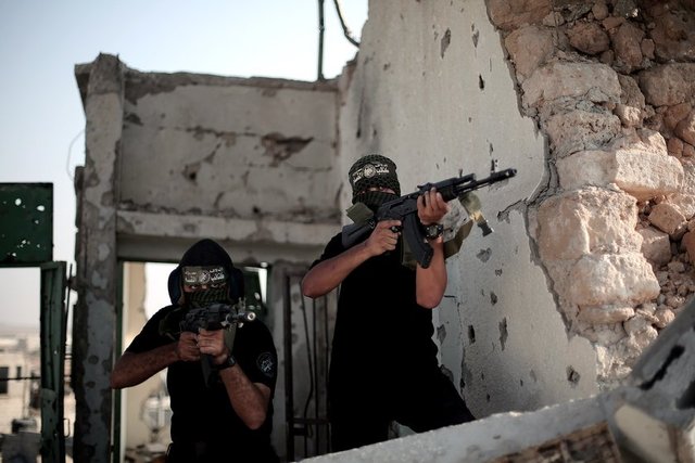 Direniş grupları her türlü imkansızlıklara rağmen ellerindeki tünel ve mevziler aracılığıyla İsrail ordusuna karşı koydu. Çatışmalarda İsrail ordusuna ait onlarca zırhlı araç tahrip edildi.