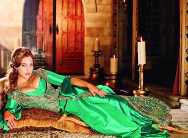 Meryem Uzerli - Uzerli 1.72 cm boyunda.