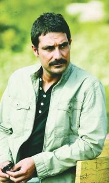 Bülent İnal - Ünlü oyuncunun boyu 1.84 cm