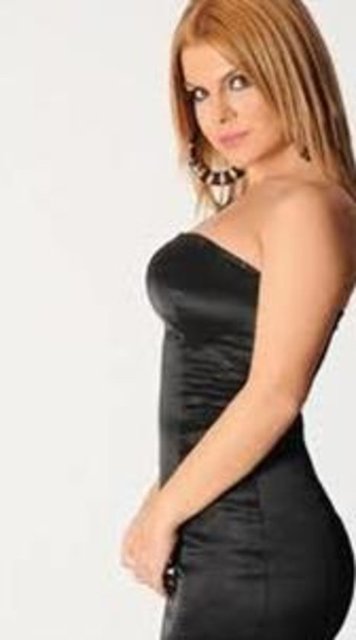 Elif Karlı - Boyu 1. 60 cm olan şarkıcı Elif Karlı, Sev Yeter adlı şarkısının klibini çekerken de kısa boyu yüzünden ayaklarının altına takoz koymak zorunda kalmıştı.